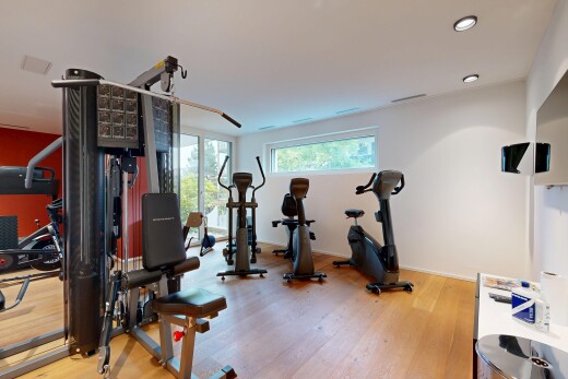 fitnessstudio mit holzfußboden, wood finish floor, natürliches licht, natural light, und gipskartonwand