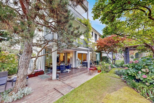 garten mit deck, property visible, rasen, und day time