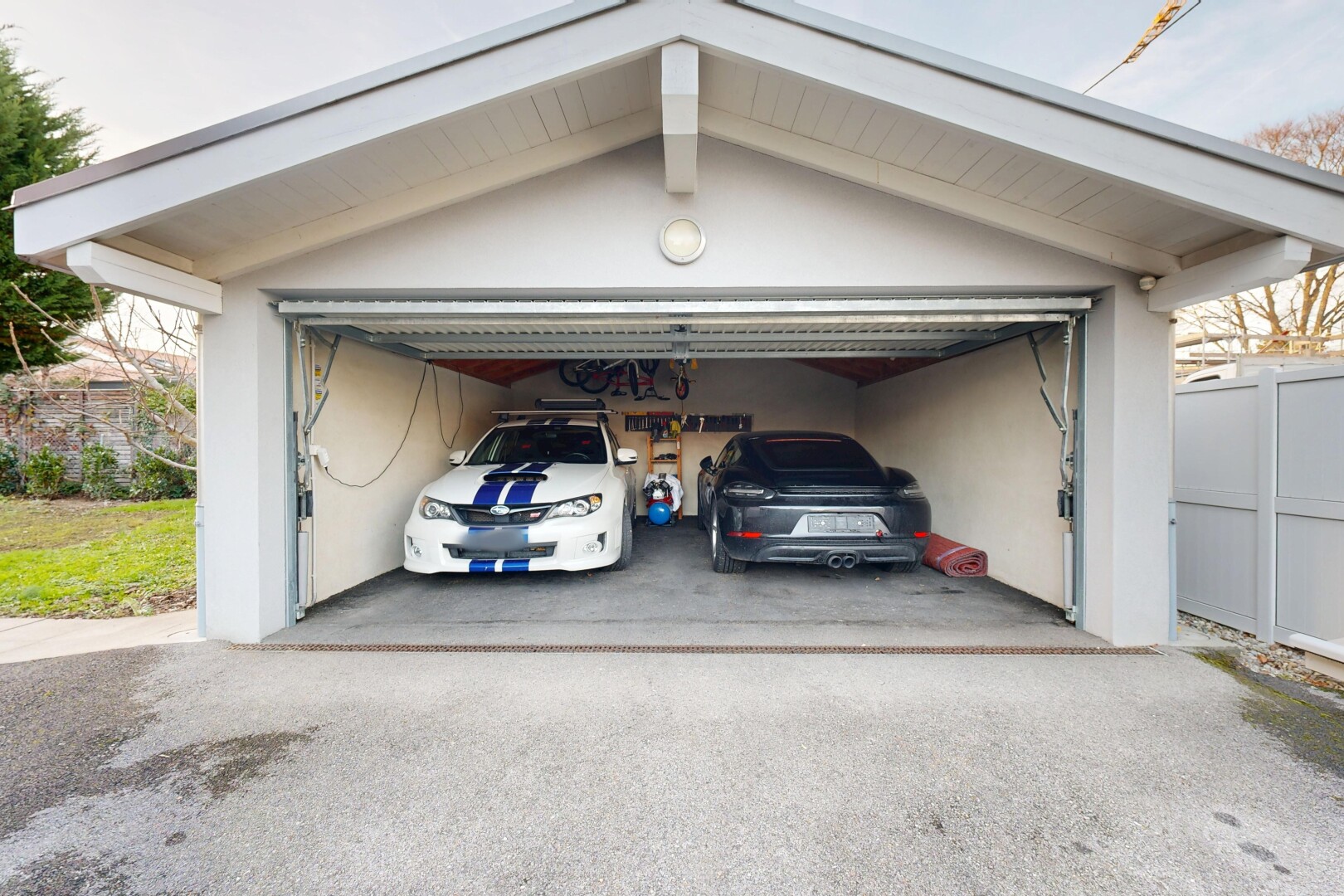 parking avec garage, property visible, et allée