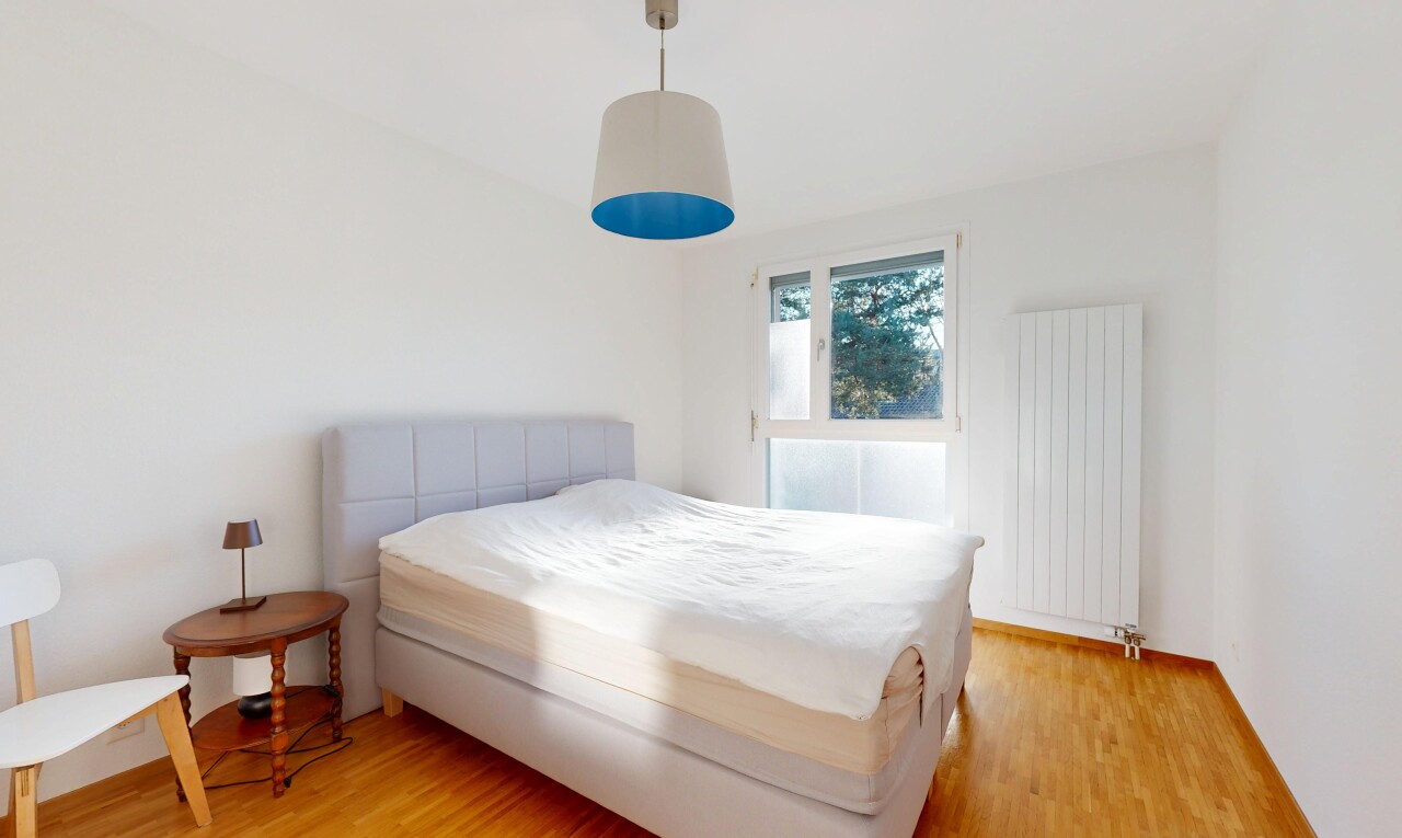 chambre avec radiateur, cloison sèche, drywall, lumière naturelle, et natural light