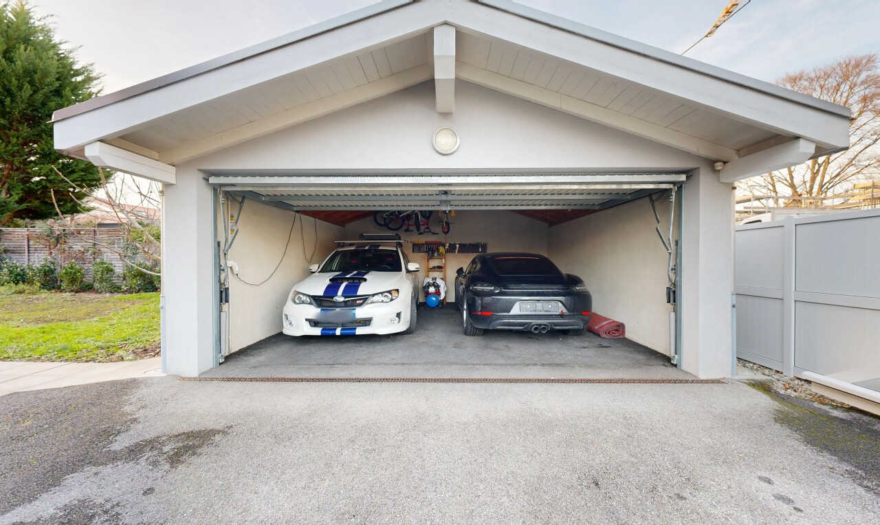 parking avec garage, property visible, et allée