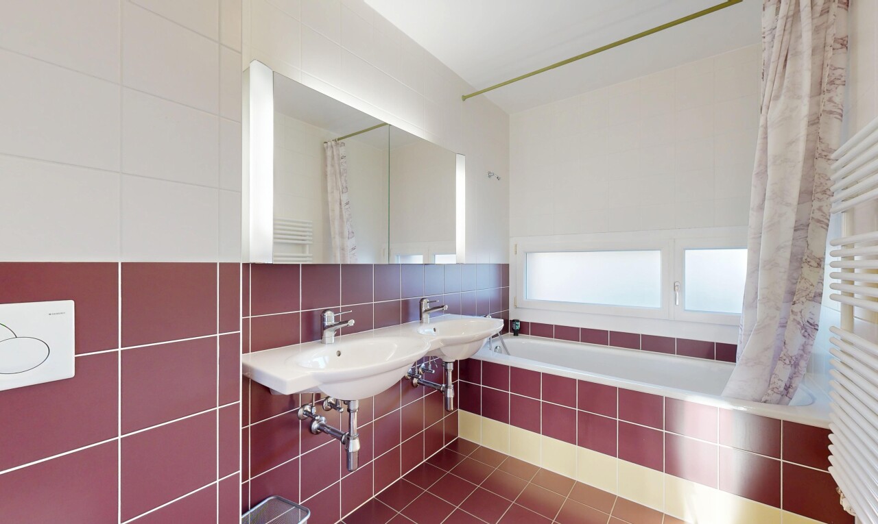 salle de bains avec douche-bain combinés, salle de bain complète, mur en carrelage, tile wall, et inside property