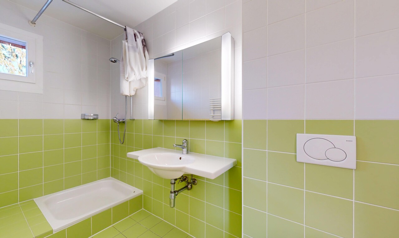 salle de bains avec douche, salle de bain complète, miroir, inside property, et mur en carrelage