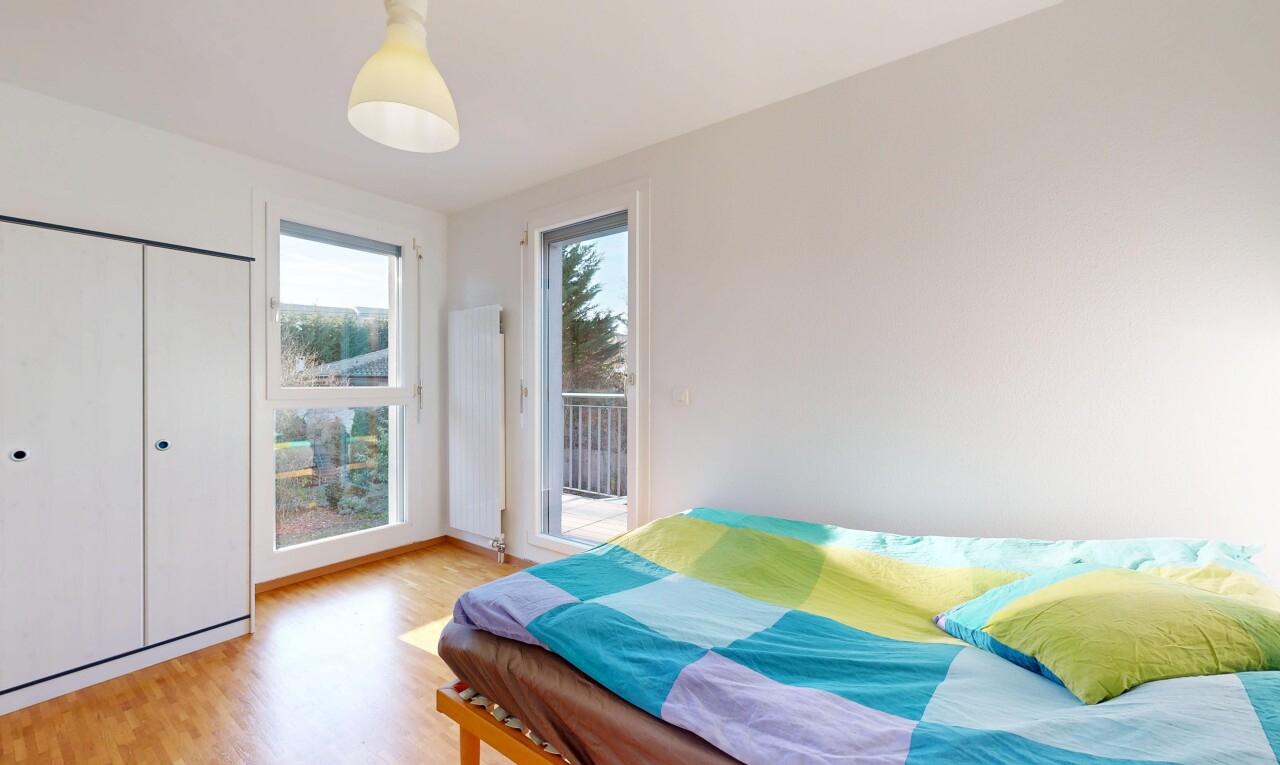 chambre avec sol en finition bois, wood finish floor, lumière naturelle, natural light, et cloison sèche
