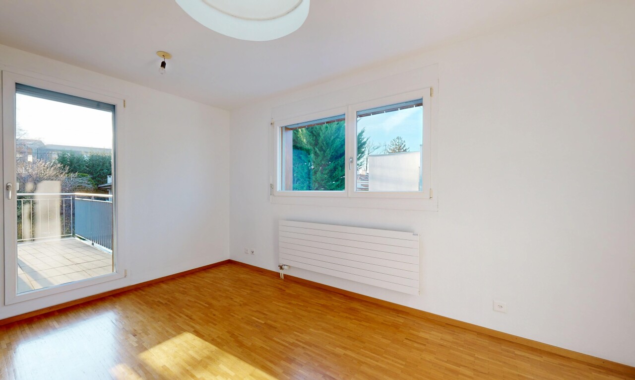 pièce vide avec radiateur, cloison sèche, drywall, inside property, et sol en finition bois