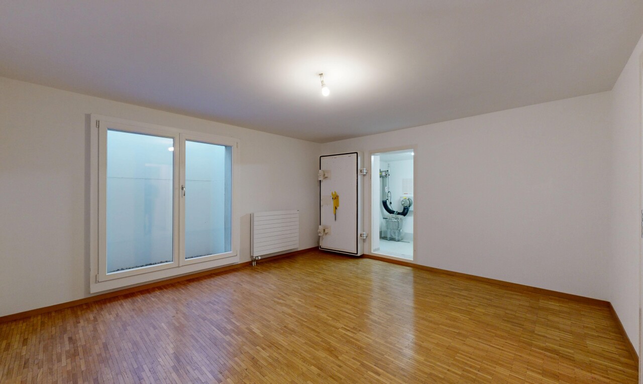 pièce vide avec cloison sèche, drywall, inside property, sol en finition bois, et wood finish floor