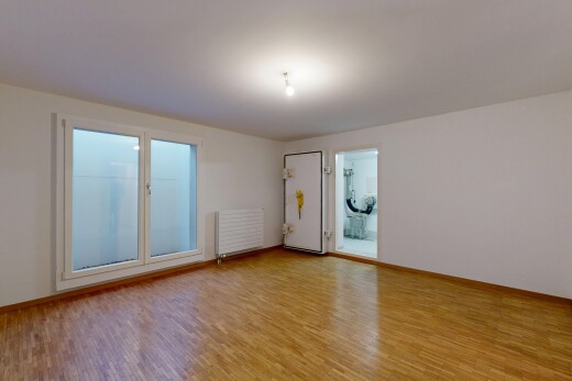 pièce vide avec cloison sèche, drywall, inside property, sol en finition bois, et wood finish floor