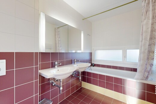 salle de bains avec douche-bain combinés, salle de bain complète, mur en carrelage, tile wall, et inside property