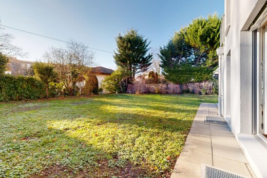 jardin avec pelouse, from property, day time, et power lines view