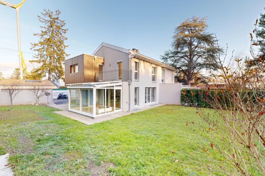 façade avec pelouse, clôture, véranda, from property, et bardage vertical