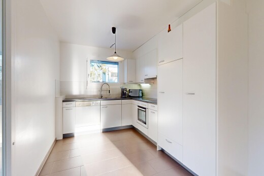 cuisine avec lumière naturelle, natural light, éclairage suspendu, armoires blanches, et inside property