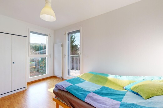 chambre avec sol en finition bois, wood finish floor, lumière naturelle, natural light, et cloison sèche
