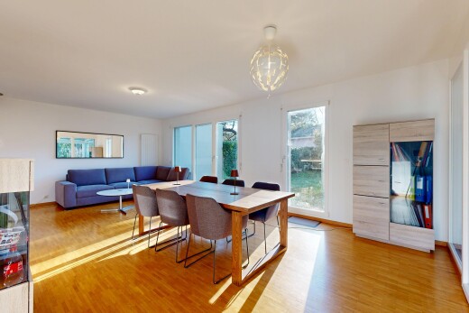 salon / salle à manger avec lumière naturelle, natural light, cloison sèche, drywall, et inside property