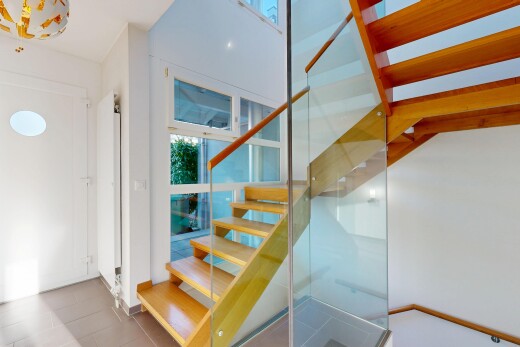 escaliers avec lumière naturelle, natural light, escaliers, cloison sèche, et drywall