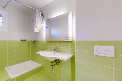 salle de bains avec douche, salle de bain complète, miroir, inside property, et mur en carrelage