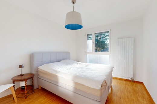 chambre avec radiateur, cloison sèche, drywall, lumière naturelle, et natural light