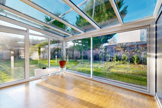 gym avec sol en finition bois, wood finish floor, lumière naturelle, natural light, et inside property