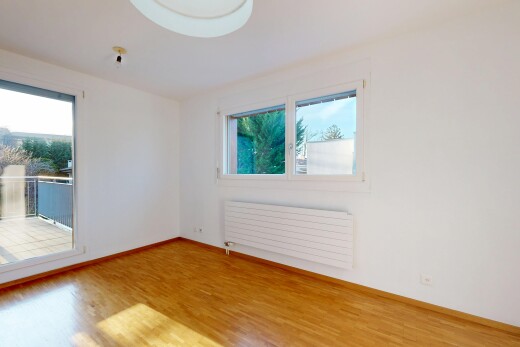 pièce vide avec radiateur, cloison sèche, drywall, inside property, et sol en finition bois