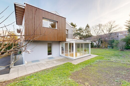 façade avec véranda, bardage vertical, pelouse, bardage en bois, et property visible