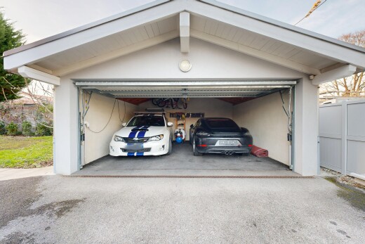 parking avec garage, property visible, et allée