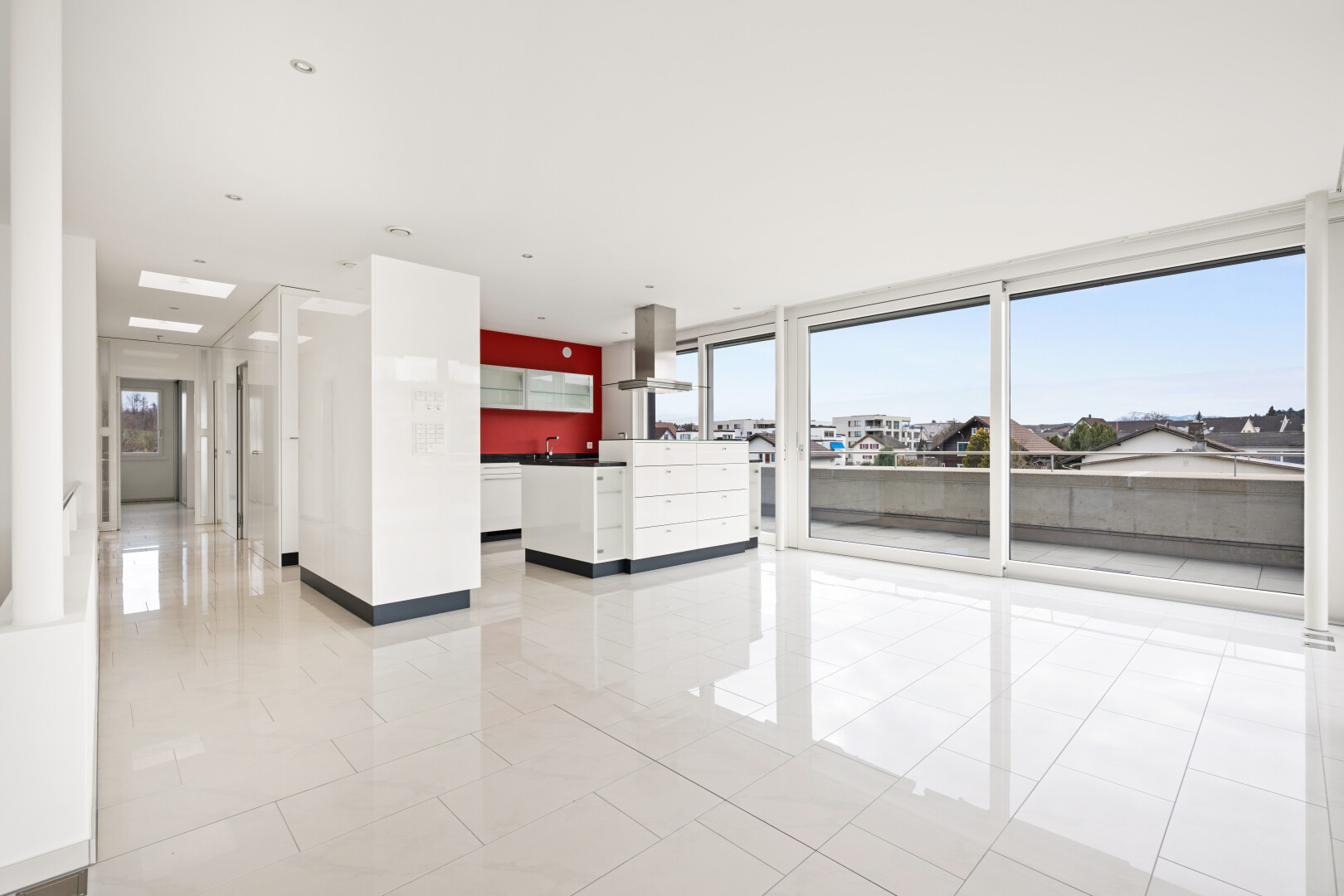 leerer raum mit inside community, light floor, natürliches licht, natural light, und gipskartonwand
