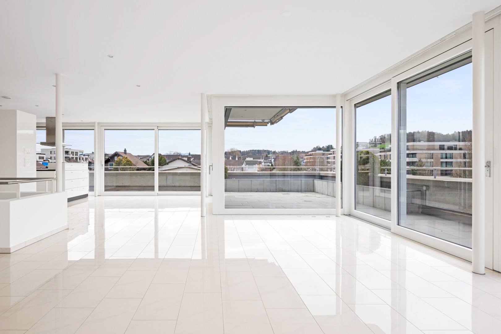 leerer raum mit light floor, inside property, day time, natural light, und natürliches licht