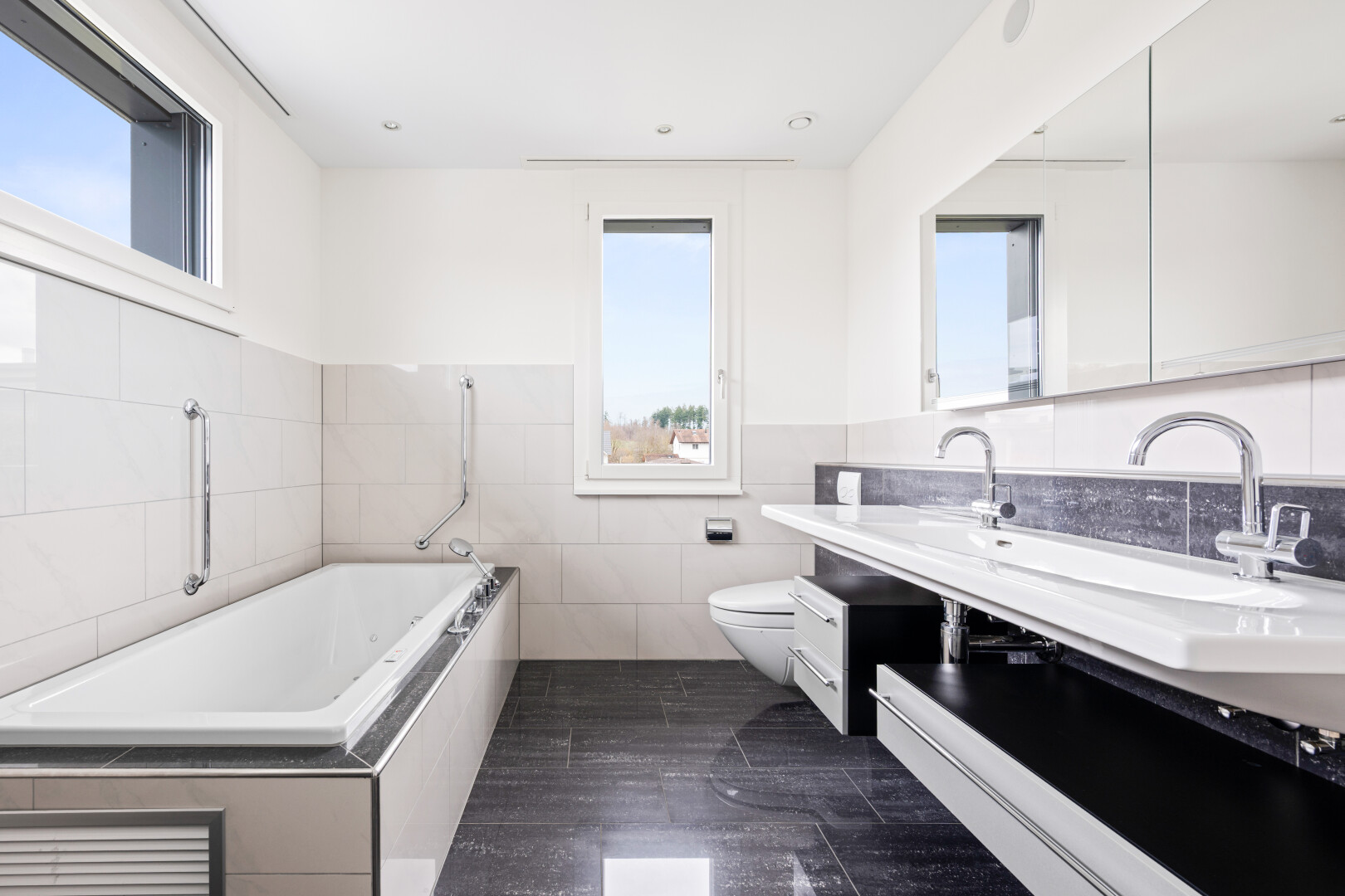 bad mit doppelwaschtisch, komplettes badezimmer, day time, toilette, und natürliches licht
