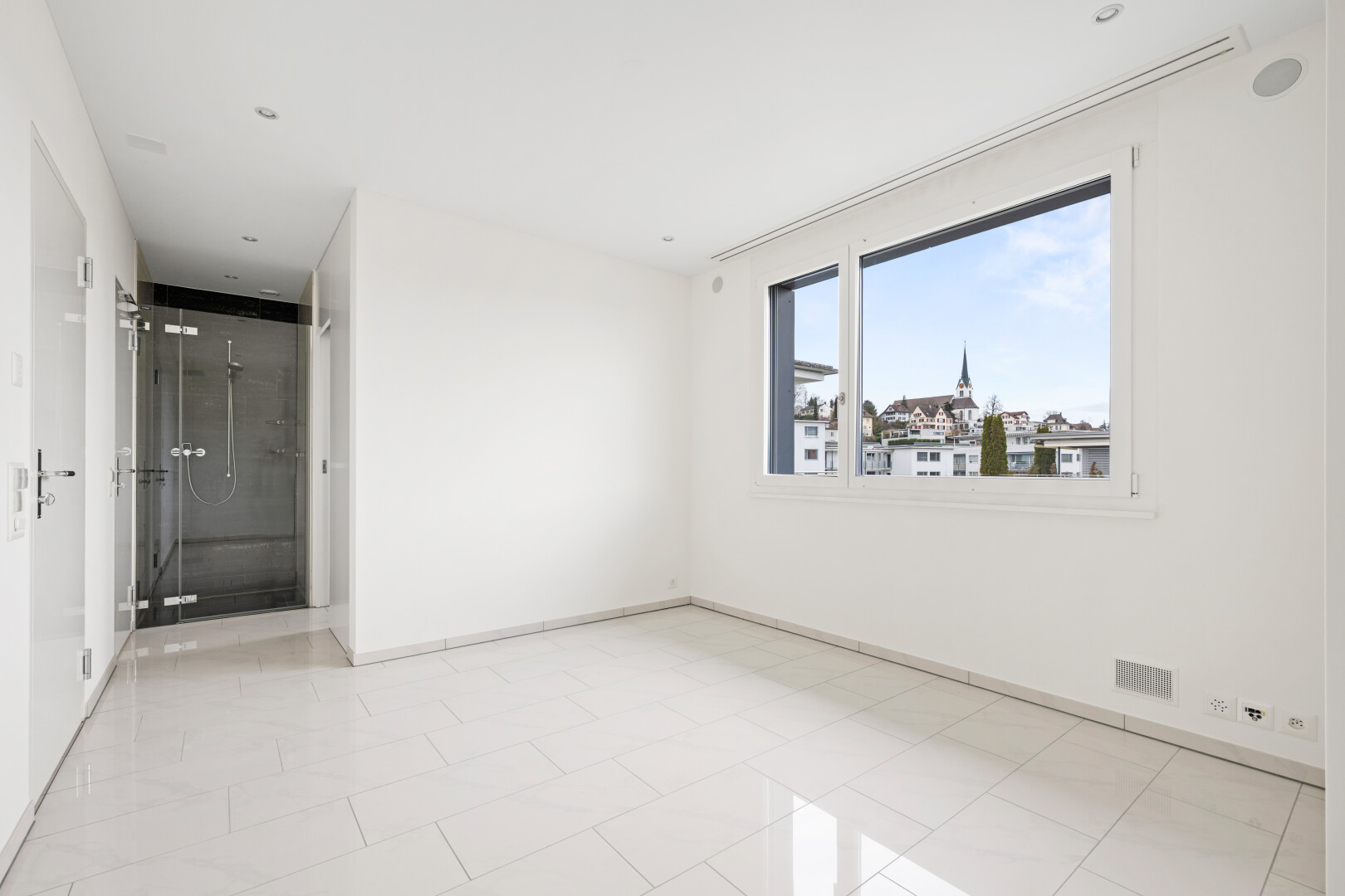 leerer raum mit light floor, gipskartonwand, drywall, day time, und inside property