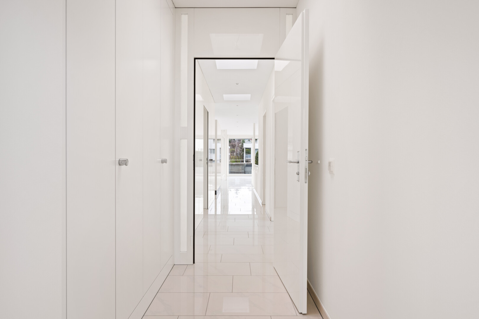 halle / korridor mit inside property, light floor, gipskartonwand, drywall, und fliesenboden
