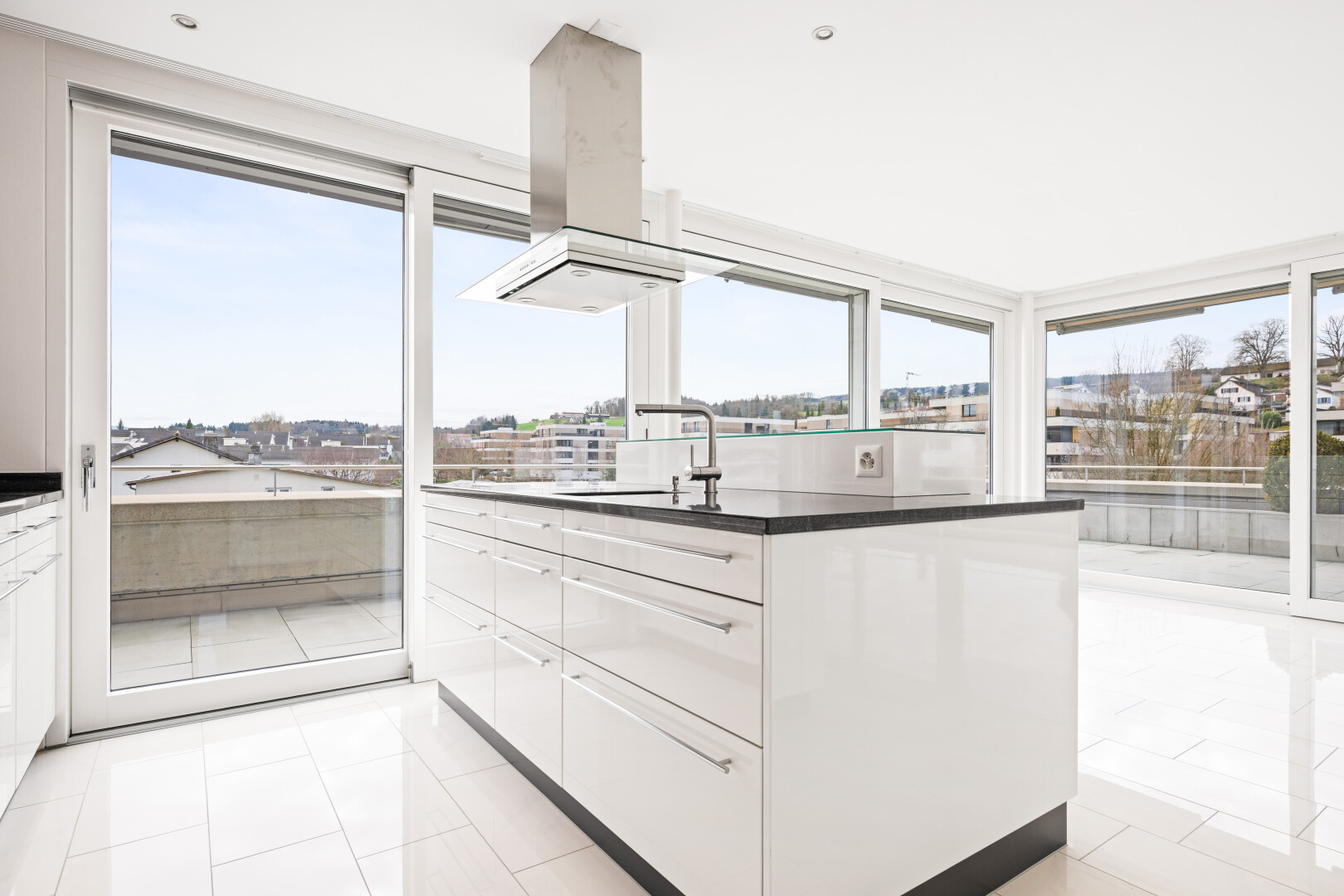 küche mit dunstabzugshaube, weiße schränke, white cabinets, dark countertops, und natürliches licht