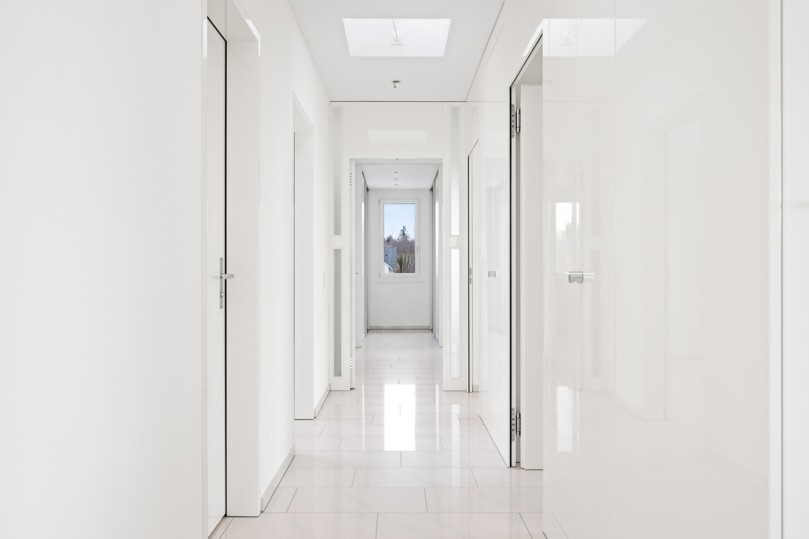 halle / korridor mit natürliches licht, natural light, light floor, gipskartonwand, und drywall