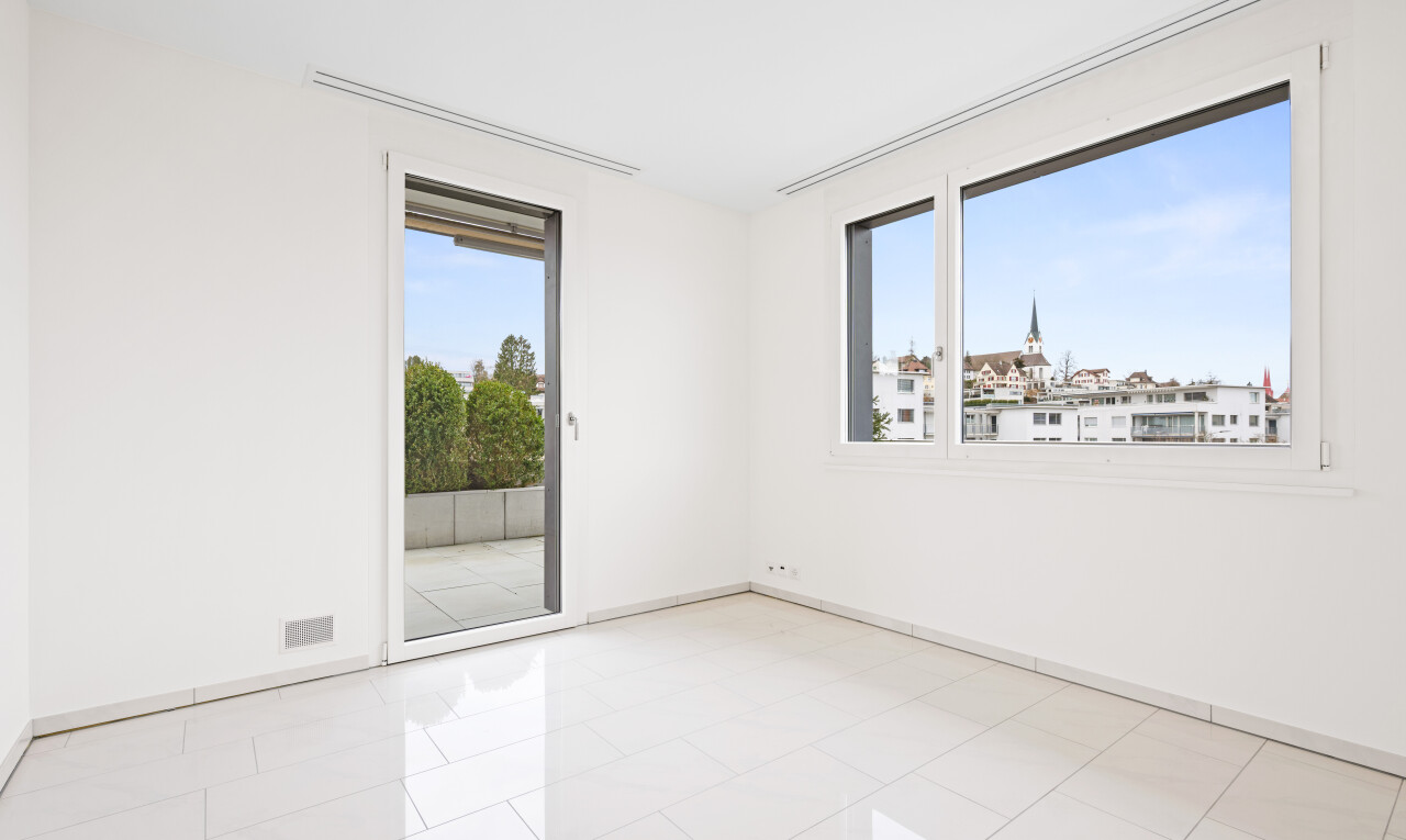 leerer raum mit day time, drywall, gipskartonwand, tile floor, und fliesenboden