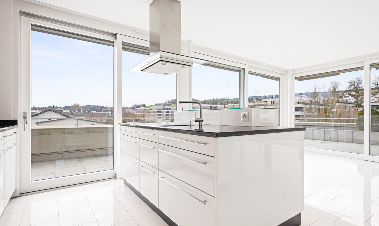 küche mit dunstabzugshaube, weiße schränke, white cabinets, dark countertops, und natürliches licht