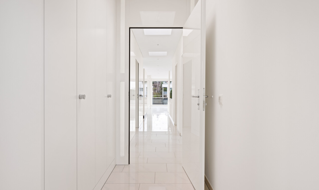 halle / korridor mit inside property, light floor, gipskartonwand, drywall, und fliesenboden