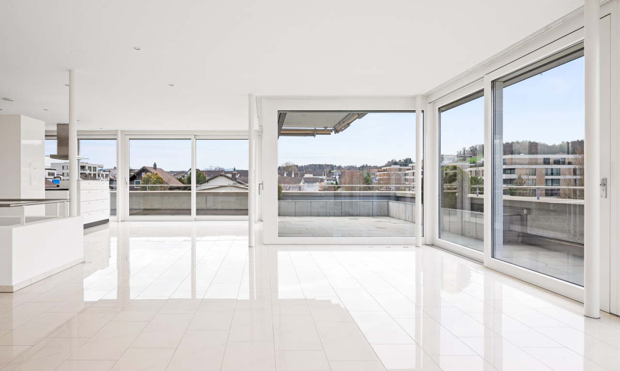 leerer raum mit light floor, inside property, day time, natural light, und natürliches licht