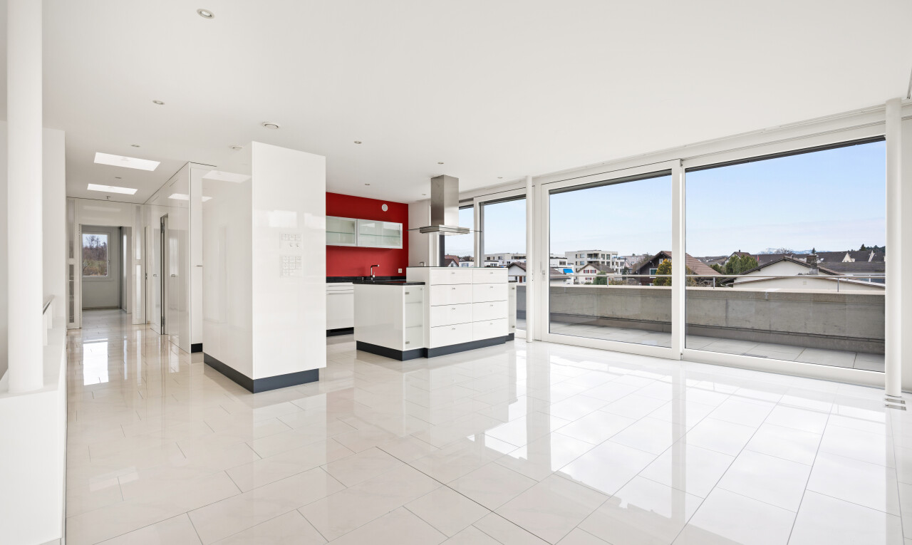 leerer raum mit inside community, light floor, natürliches licht, natural light, und gipskartonwand