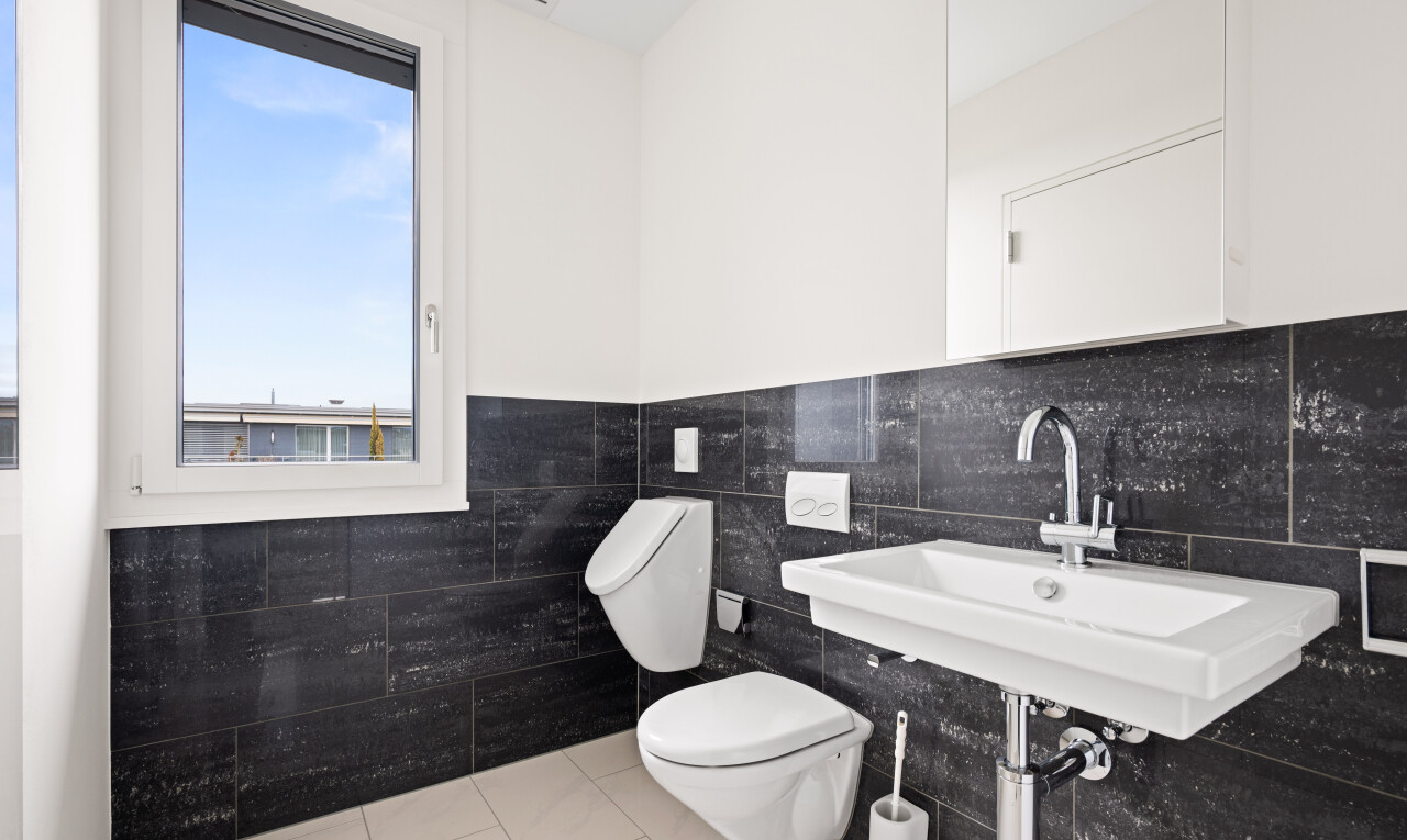 bad mit toilette, gipskartonwand, drywall, inside property, und fliesenboden