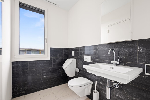 bad mit toilette, gipskartonwand, drywall, inside property, und fliesenboden
