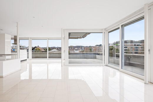 leerer raum mit light floor, inside property, day time, natural light, und natürliches licht