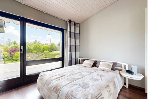 zimmer / schlafzimmer mit inside property, französische türen, natürliches licht, natural light, und day time