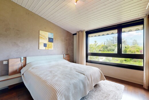 zimmer / schlafzimmer mit dachschräge, vaulted ceiling, natürliches licht, natural light, und inside property