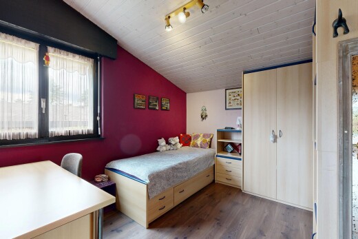 zimmer / schlafzimmer mit dachschräge, vaulted ceiling, natürliches licht, natural light, und holzfußboden