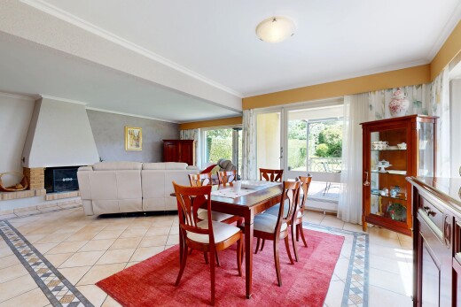 wohn- / esszimmer mit natürliches licht, natural light, fliesenboden, tile floor, und inside property