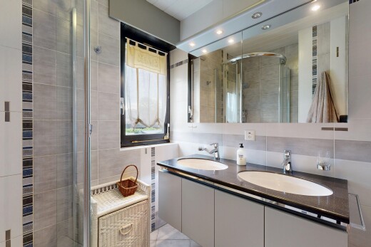 bad mit tile shower, waschbecken, doppelwaschtisch, inside property, und komplettes badezimmer