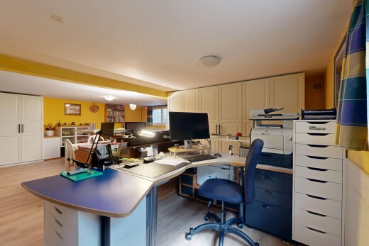 büro mit fernseher, holzfußboden, wood finish floor, inside property, und bürobereich