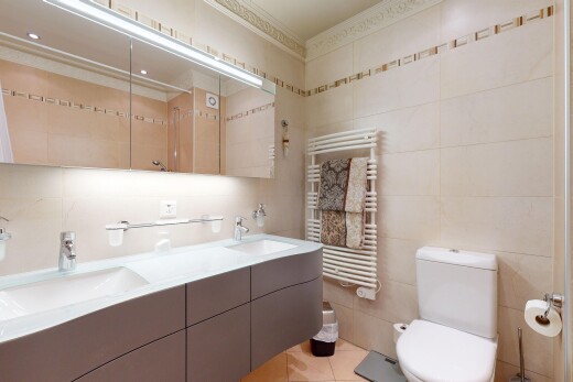 bad mit kühler, fliesenwand, tile wall, waschbecken, und inside property