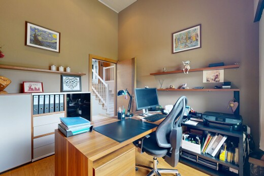 büro mit fernseher, gipskartonwand, drywall, holzfußboden, und wood finish floor
