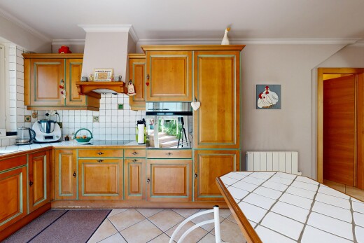 küche mit kühler, fliesenarbeitsplatten, ofen, drywall, und tile floor