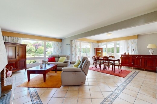 wohn- / esszimmer mit fliesenboden, tile floor, natürliches licht, natural light, und inside property