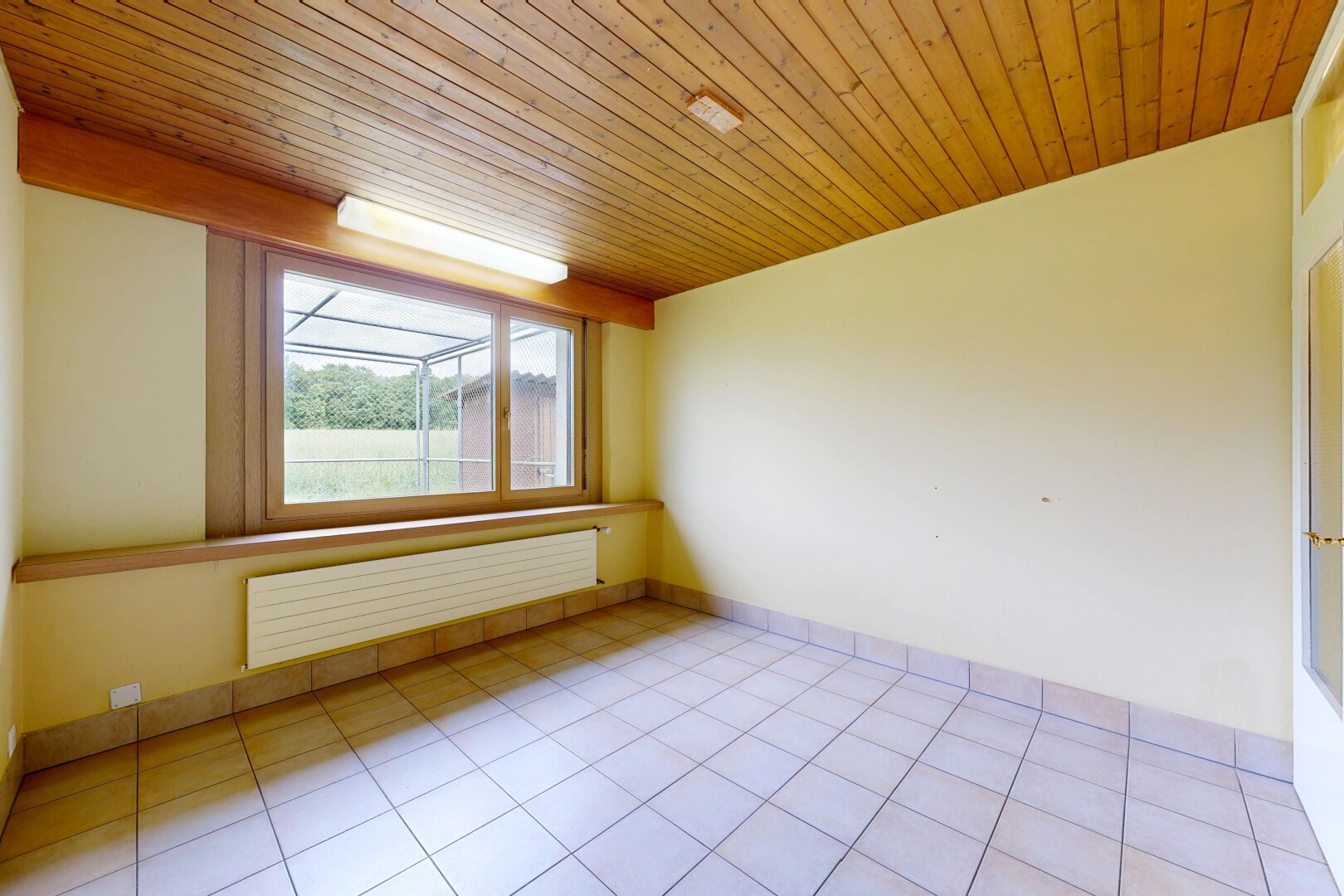 leerer raum mit kühler, natürliches licht, natural light, inside property, und gipskartonwand